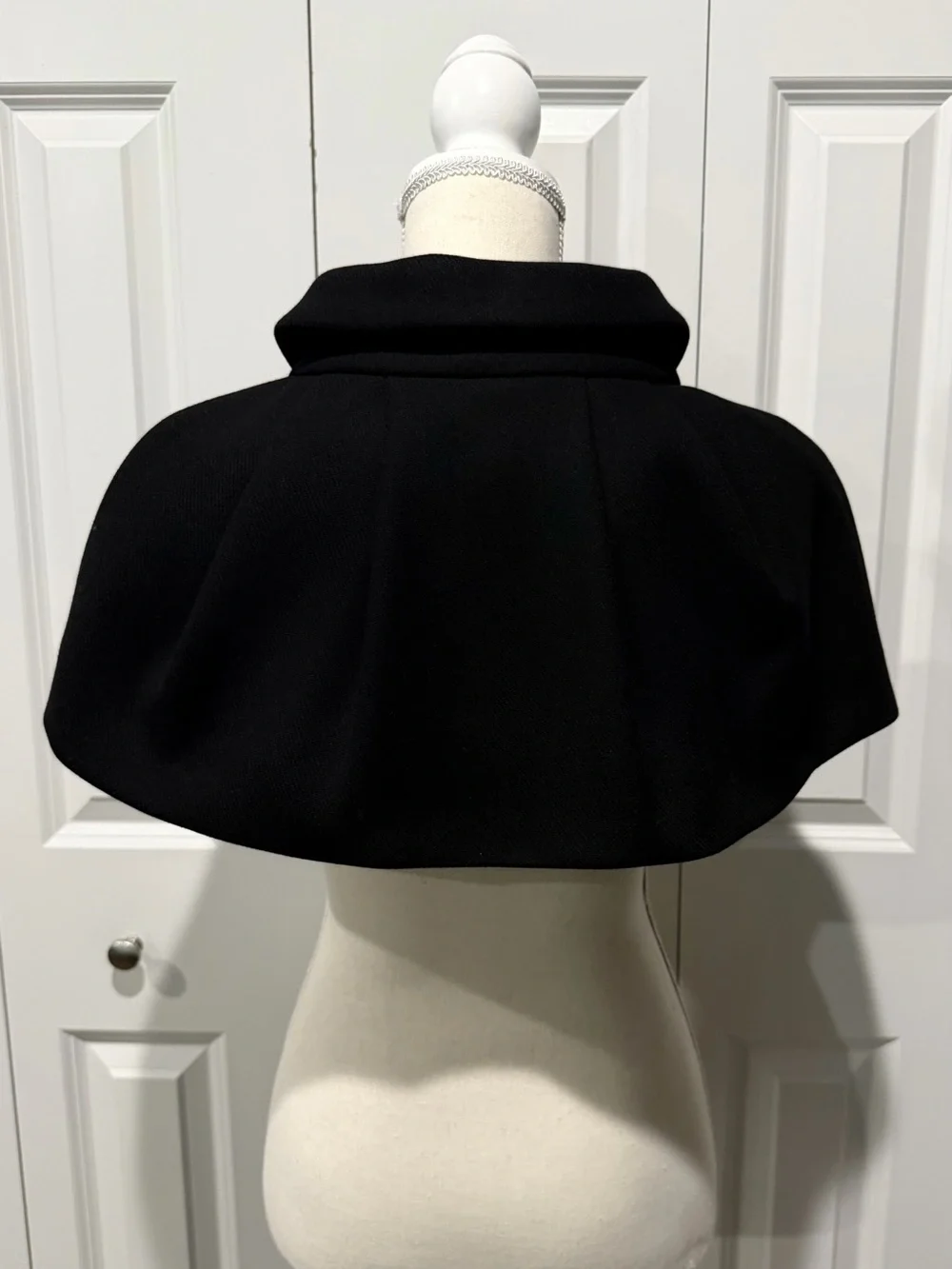 LOUIS VUITTON BLACK WOOL CAPELET - SIZE EU38